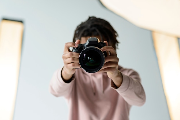 Disparo medio fotógrafo tomando tiro