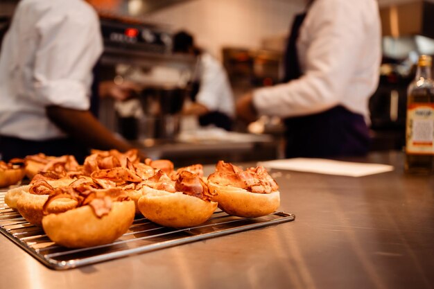 Disparo selectivo de chefs preparando sándwiches en la cocina del café