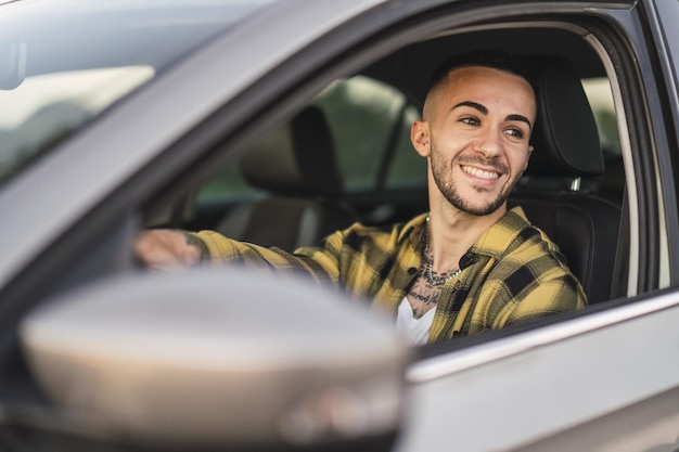 Foto gratuita disparo superficial de un apuesto hombre caucásico español sentado al volante de un camión moderno