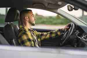 Foto gratuita disparo superficial de un apuesto hombre caucásico español sentado al volante de un camión moderno