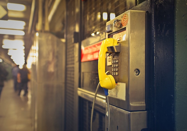 Disparo de un teléfono público amarillo y gris