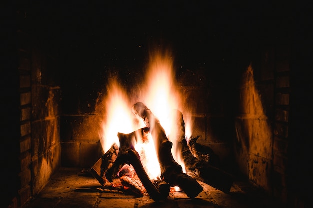 Disparo único de una chimenea de fuego interior