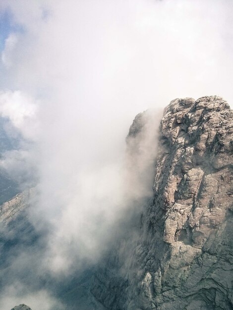 Disparo vertical del acantilado en un día brumoso, perfecto para el fondo