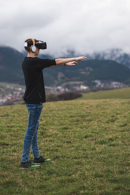 Disparo vertical de un adolescente varón usando realidad virtual y olvidando
