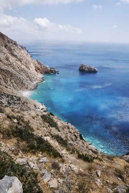 Disparo vertical de Agia Anna en la isla de Amorgos, Grecia, bajo un cielo azul