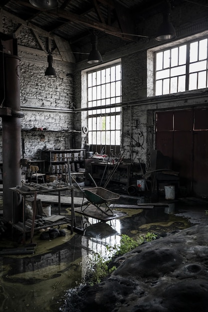 Foto gratuita disparo vertical de un almacén desordenado abandonado