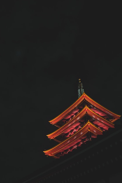 Foto gratuita disparo vertical de ángulo bajo del templo senso-ji en tokio, japón, durante la noche