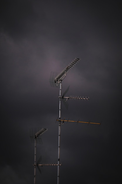 Disparo vertical de una antena en el clima tormentoso