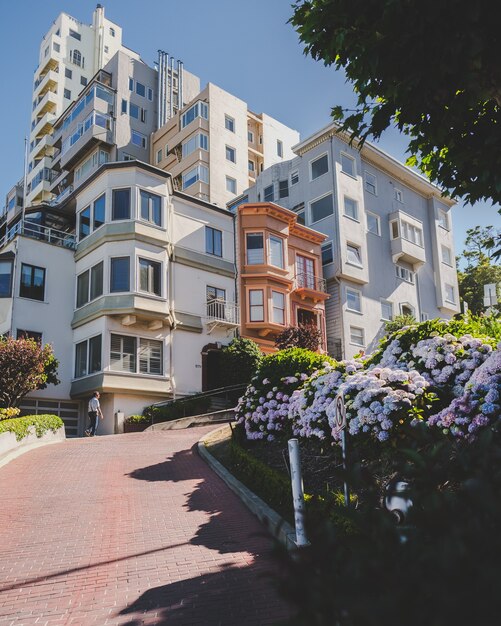 Disparo vertical de apartamentos modernos durante el día