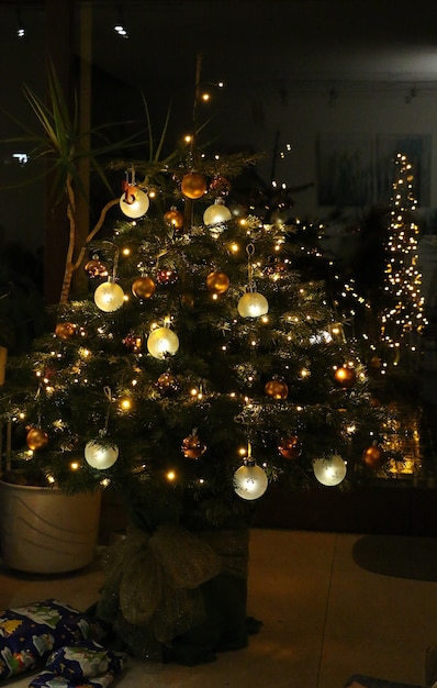 Disparo vertical de un árbol de Navidad decorado