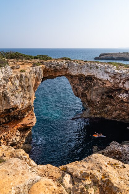 Disparo vertical de un arco de piedra sobre el agua en Mallorca, España