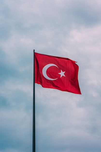 Disparo vertical de la bandera de Turquía flotando en el aire