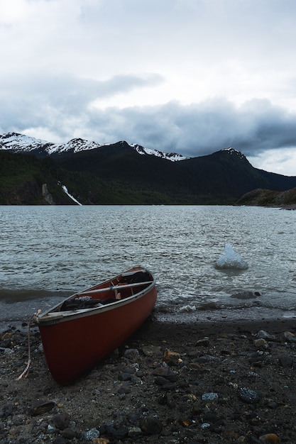 Disparo vertical de un barco a orillas del lago en invierno