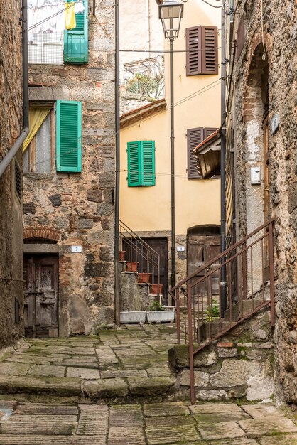 Disparo vertical de un barrio antiguo con casas antiguas y escaleras antiguas