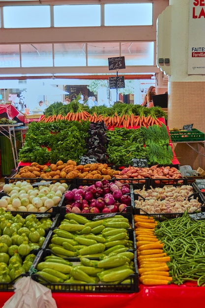 Disparo vertical del bazar lleno de diferentes verduras.