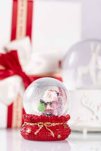 Disparo vertical de una bola de cristal de Navidad