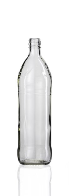 Disparo vertical de una botella de vidrio vacía aislado en un blanco