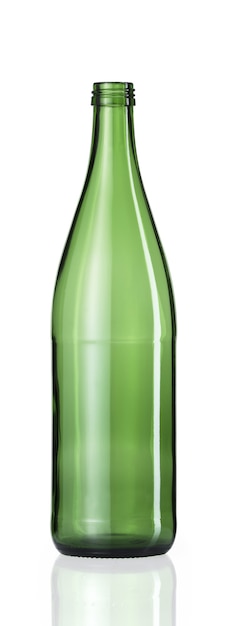 Disparo vertical de una botella de vidrio verde vacía con un reflejo a continuación