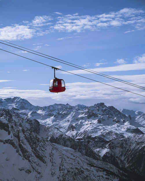 Disparo vertical de una cabina del teleférico sobre las montañas