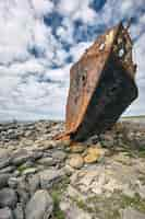 Foto gratuita disparo vertical de un cadáver oxidado del barco plassy en las islas aran, irlanda