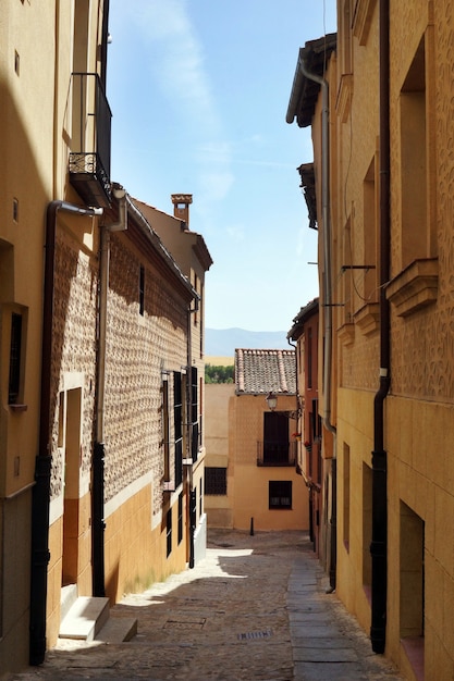 Disparo vertical de una calle angosta en Segovia, España