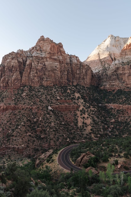 Disparo vertical de una calle vacía y el Parque Nacional Zion en los EE. UU.