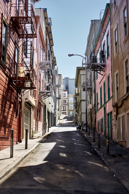 Foto gratuita disparo vertical de un callejón entre edificios de apartamentos en san francisco, california, en un día soleado