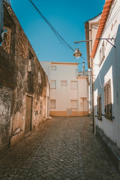 Disparo vertical de un camino en medio de edificios blancos bajo un cielo azul