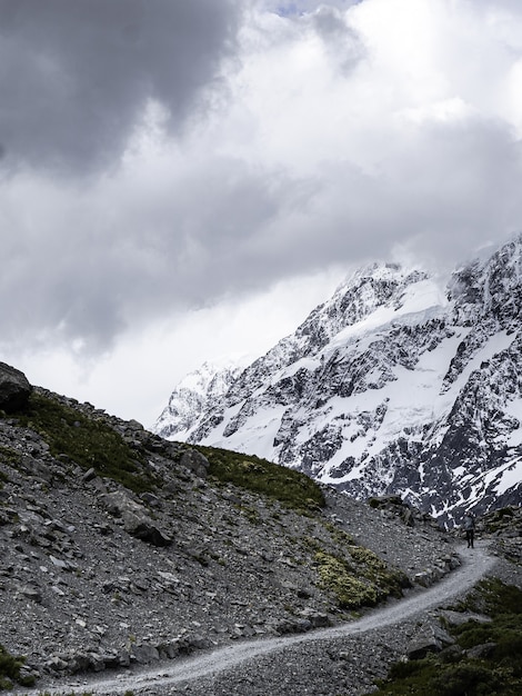 Disparo vertical de un camino de montaña sobre nubes grises