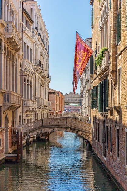 Disparo vertical de un canal con puente en Venecia, Italia