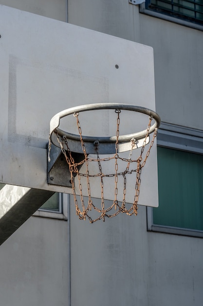 Foto gratuita disparo vertical de una canasta de baloncesto hecha de cadenas