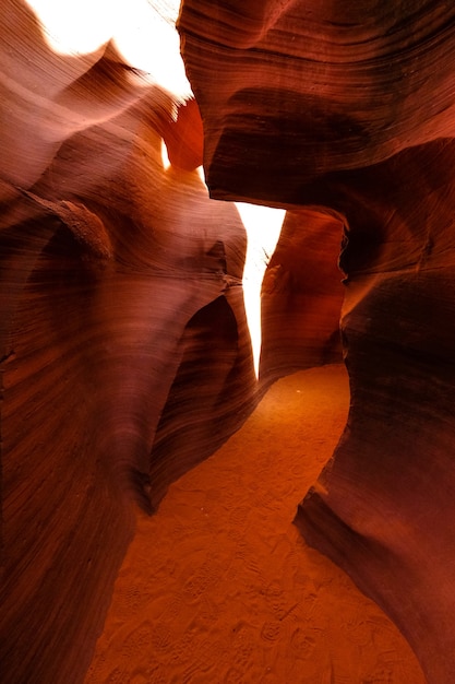 Foto gratuita disparo vertical del cañón del antílope en arizona