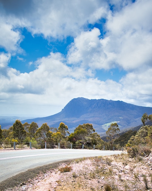 Disparo vertical de una carretera escénica que se desvanece en el horizonte con una montaña al fondo