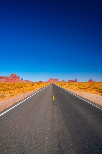 Disparo vertical de una carretera vacía rodeada por un paisaje