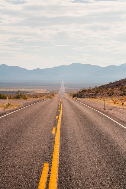 Foto gratuita disparo vertical de una carretera