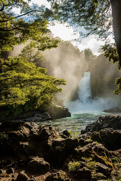 Disparo vertical de la cascada Huilo Huilo en el sur de Chile