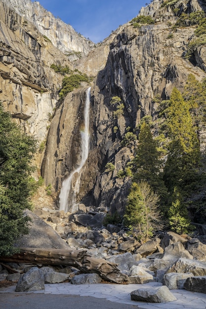 Foto gratuita disparo vertical de cascada que desemboca en el arroyo en el parque nacional yosemite, california