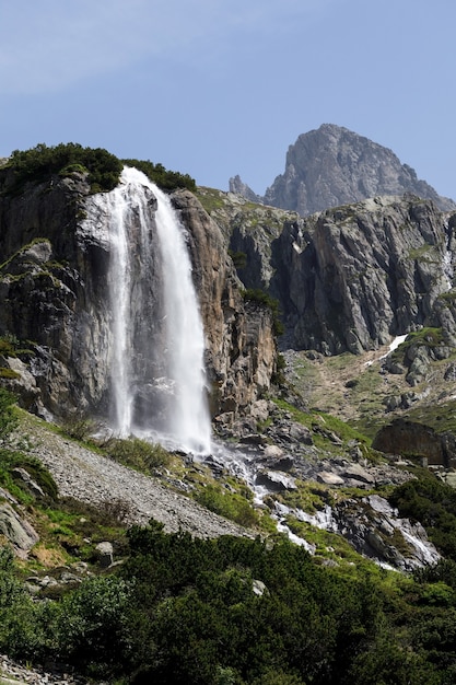 Disparo vertical de una cascada en el Susten Pass ubicado en Suiza en invierno durante el día