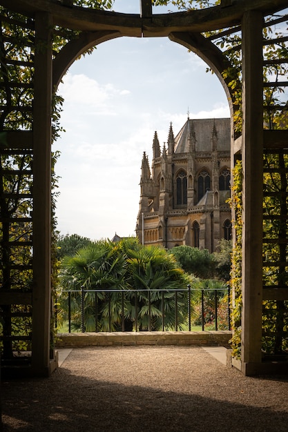 Disparo vertical del castillo y la catedral de Arundel desde un hermoso arco cubierto de follaje verde