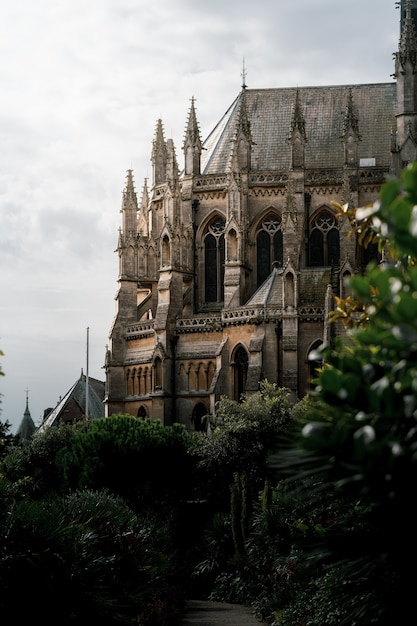 Disparo vertical del castillo y la catedral de Arundel, rodeado por un hermoso follaje, durante el día