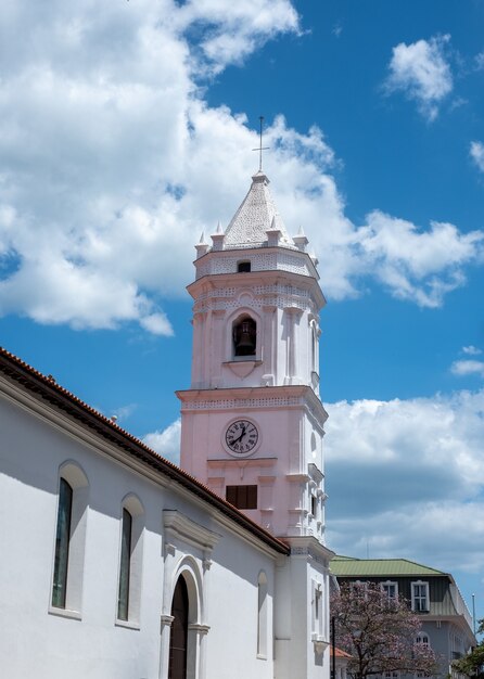 Disparo vertical de la Catedral Metropolitana de Panamá bajo un cielo nublado azul en Panamá