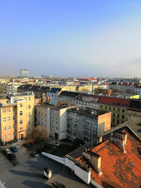 Disparo vertical de la ciudad durante un día soleado en Varsovia, Polonia