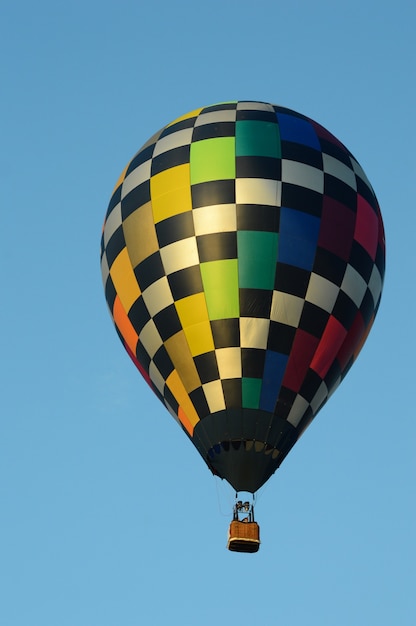 Disparo vertical de un colorido globo de aire caliente en el cielo