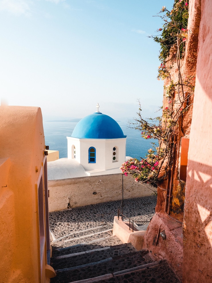 Foto gratuito disparo vertical de una cúpula azul en santorini, grecia