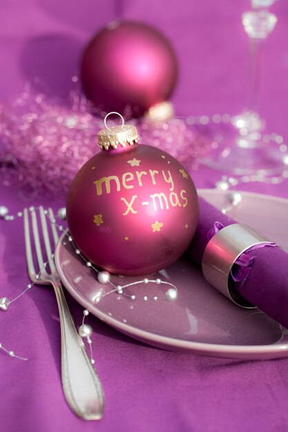 Disparo vertical de decoración navideña en un plato sobre una mesa festiva