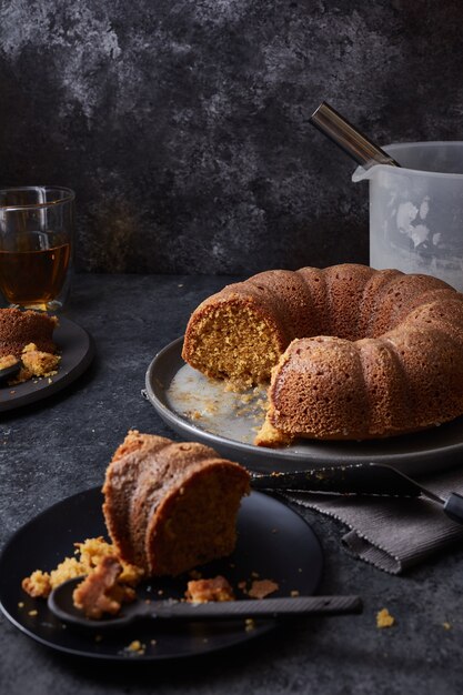 Disparo vertical de delicioso pan de plátano sobre un cuadro negro