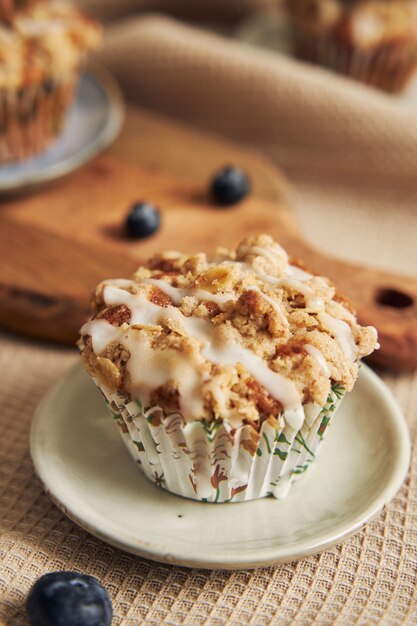 Disparo vertical de deliciosos muffins de arándanos veganos en una mesa decorada