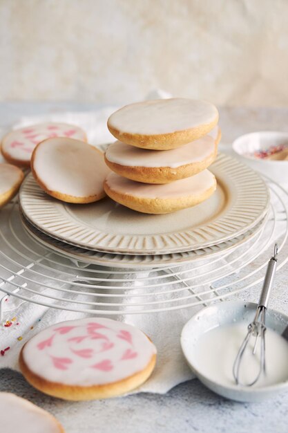 Disparo vertical de deliciosos pasteles americanos con glaseado sobre una mesa