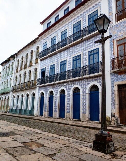 Disparo vertical de un edificio con arquitectura colonial en Sao Luis, Brasil