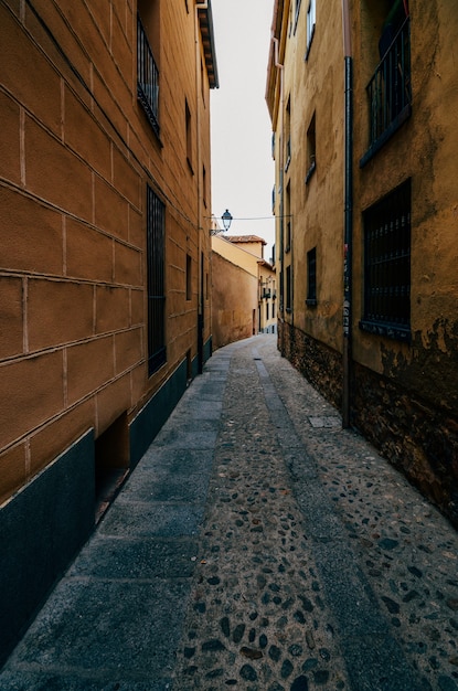 Foto gratuita disparo vertical de edificios en calles antiguas del barrio judío de segovia, españa